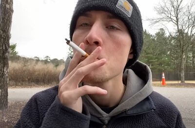 Лечение зависимости от табакокурения в Коломне Мужчина с сигаретой делает затяжку