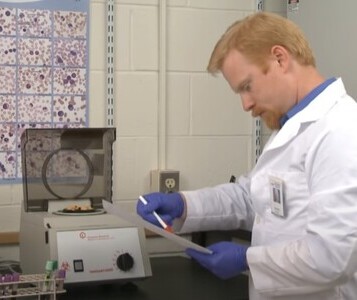 Клиника лечения наркозависимости в Коломне Врач в кабинете клиники